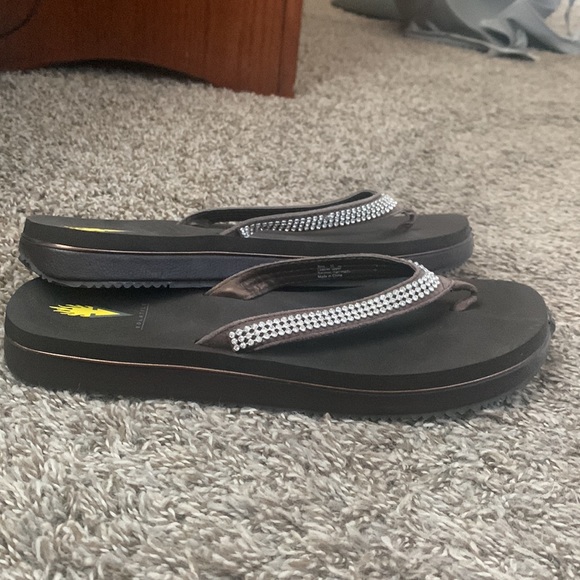 Volatile Woman’s Brown Deering Rhinestone Flip Flops - Picture 4 of 6
